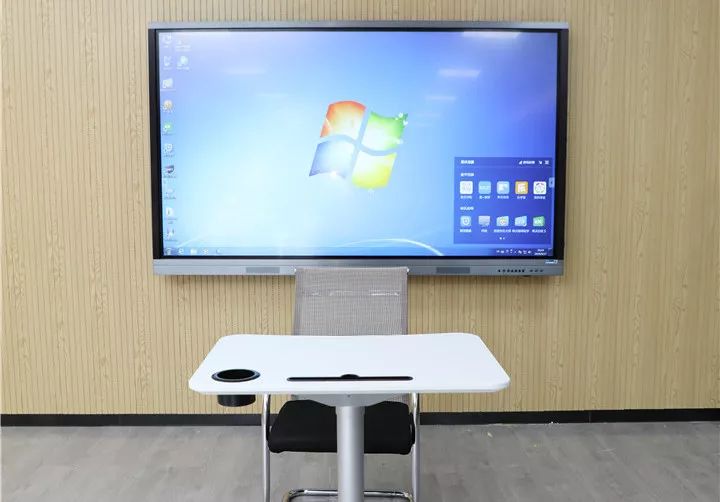 可以链接老师和学生的电脑,手机等移动终端里的学习资源,实现无线投屏