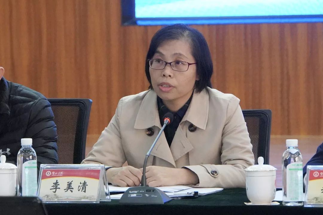 自治区教育厅高教处李美清处长总结发言会后,自治区教育厅高教处