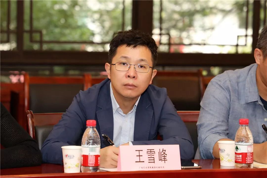 我校教务处副处长王雪峰学籍管理科科长黄薇就学生注册工作,学生学籍